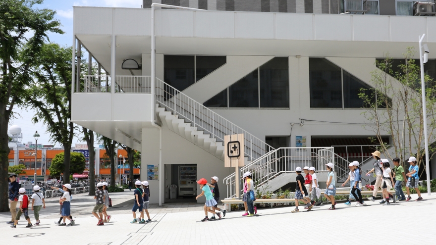 写真:洋光台団地に子供がいる風景